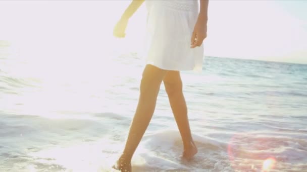 Ноги красива дівчина, що йде босоніж пляж — стокове відео