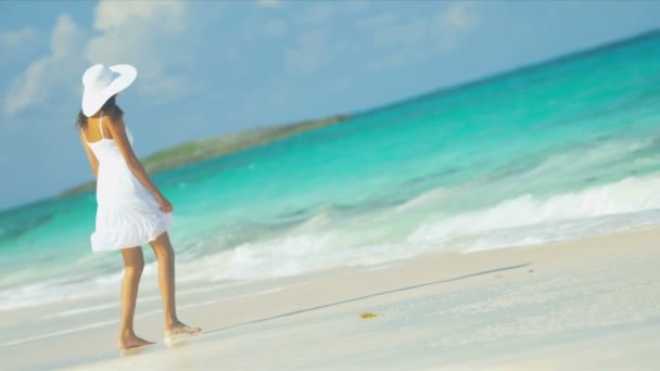 Menina hispânica salpicando oceano rasas praia tropical — Vídeo de Stock