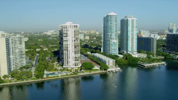 Vista aérea condominios de lujo Brickell Key, Miami — Vídeos de Stock