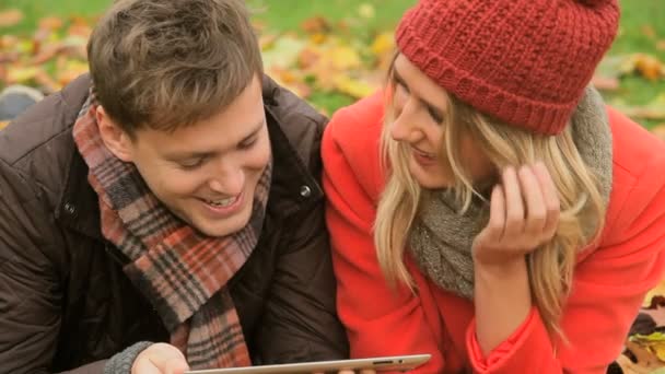 Couple caucasien tablette sans fil dans le parc — Video