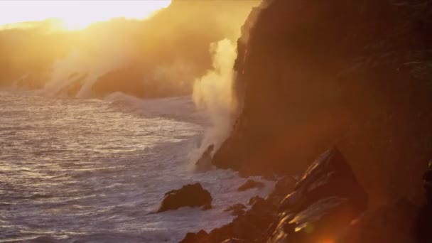 蒸汽从沸腾的熔岩流在沿海怪石旁边 — 图库视频影像