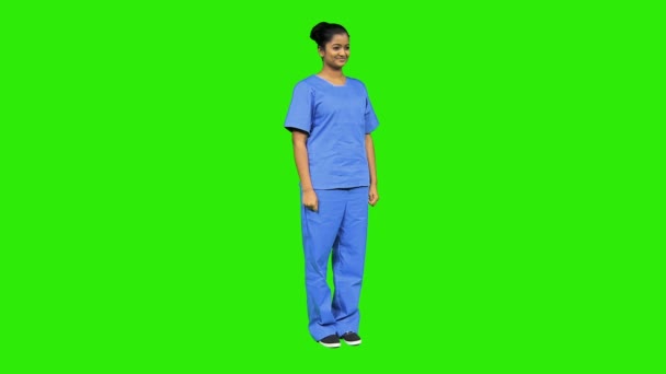 Kvinnlig sjuksköterska i medicinsk scrubs — Stockvideo