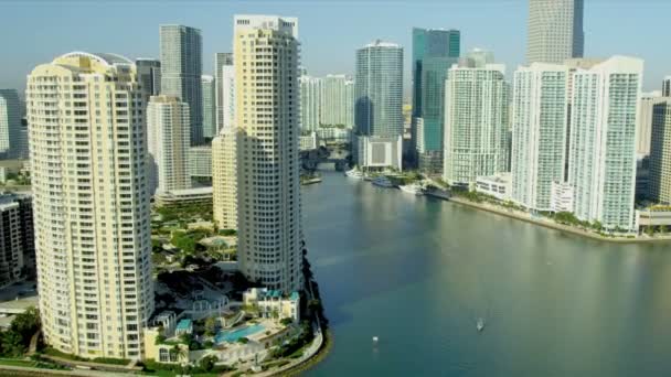 Vista aérea condominios de lujo Brickell Key, Miami — Vídeo de stock