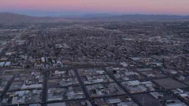 Vista aerea crepuscolo Stratosphere Tower Hotel, Las Vegas — Video Stock