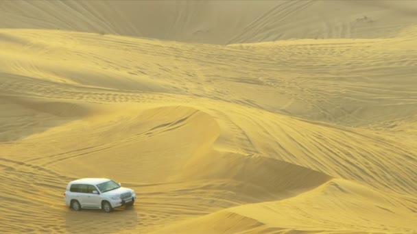 Geländewagen bringt Besucher nach Dubai — Stockvideo