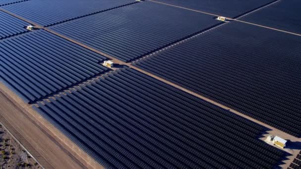 Havadan görünümü güneş panelleri üreten enerji — Stok video