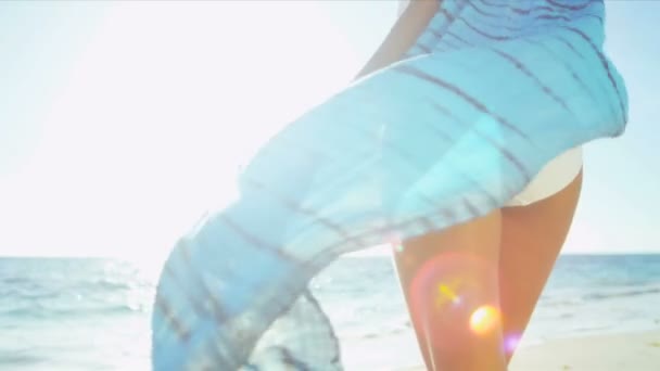 Corpo inferior Fechar Slim Girl Swimsuit Beach Wrap — Vídeo de Stock