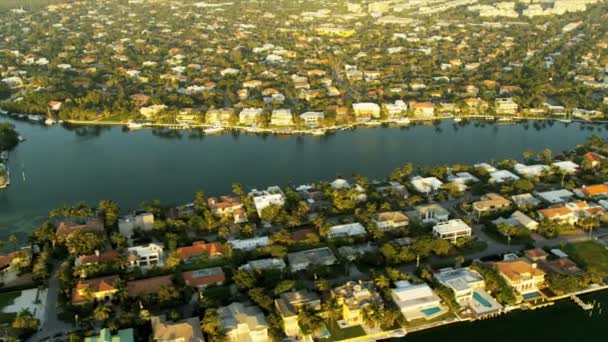 Vue aérienne sur la côte Propriétés résidentielles de luxe architecturales près de Miami, Floride — Video