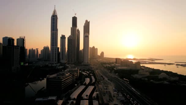 Wolkenkrabber aan sheikh zayed road in dubai centrum — Stockvideo