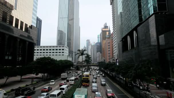 Απασχολημένος οδικής κυκλοφορίας στο κέντρο της πόλης Hong Kong — Αρχείο Βίντεο