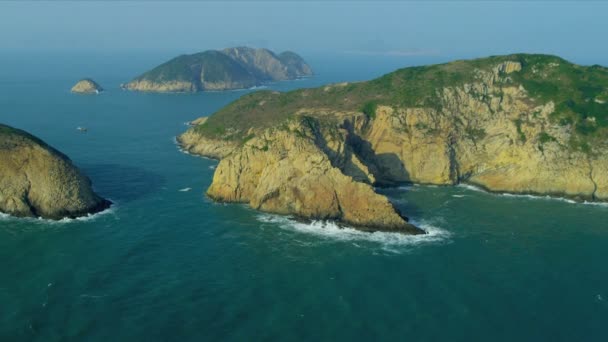 Widok z lotu ptaka skaliste wybrzeża wyspy nr hong kong — Wideo stockowe