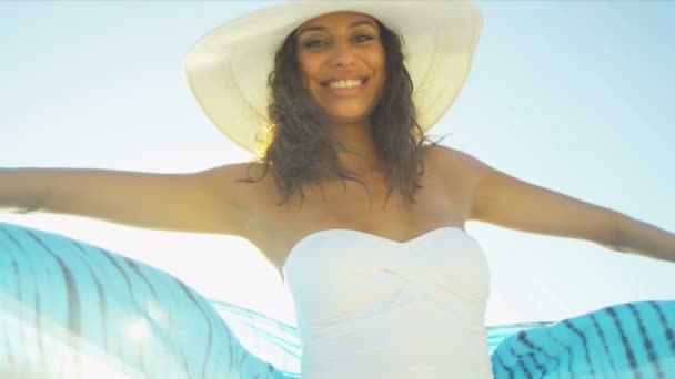 Retrato sonriente chica latinoamericana al aire libre — Vídeos de Stock