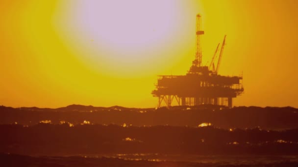 Plataforma petrolífera en el mar al atardecer — Vídeo de stock