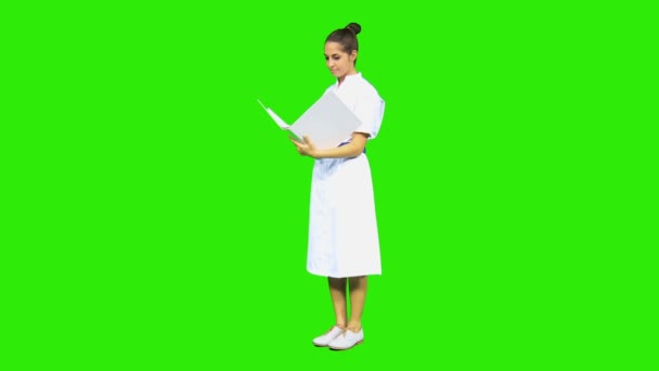 Gerente de enfermagem lendo relatórios médicos — Vídeo de Stock