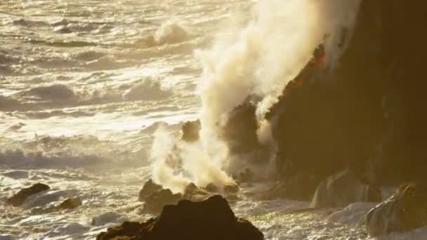 Lava fondue coulant dans l'océan Coucher de soleil — Video