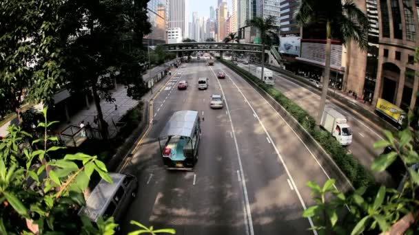 Tráfico por carretera en el concurrido distrito de Hong Kong — Vídeo de stock