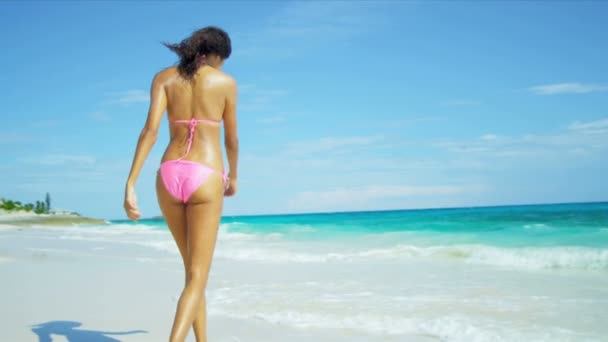 Chica hispana caminando al aire libre Tropical Beach — Vídeo de stock