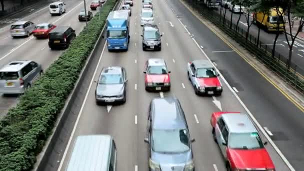 Tráfico por carretera en el concurrido distrito de Hong Kong — Vídeos de Stock