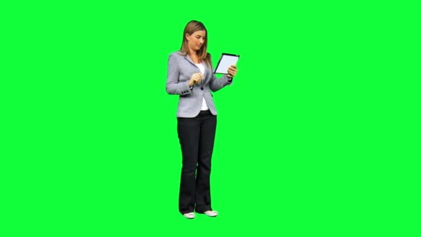 Jovem mulher de negócios caucasiana com tablet sem fio — Vídeo de Stock
