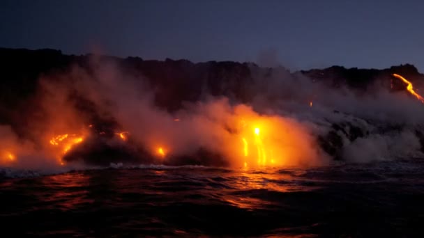 Lave volcanique montante à vapeur — Video