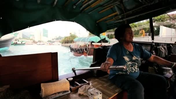 Femme manutentionnaire de bateau manœuvrant son navire — Video