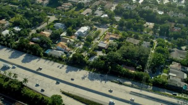 Havadan Görünümü araç banliyö karayolunda, miami — Stok video