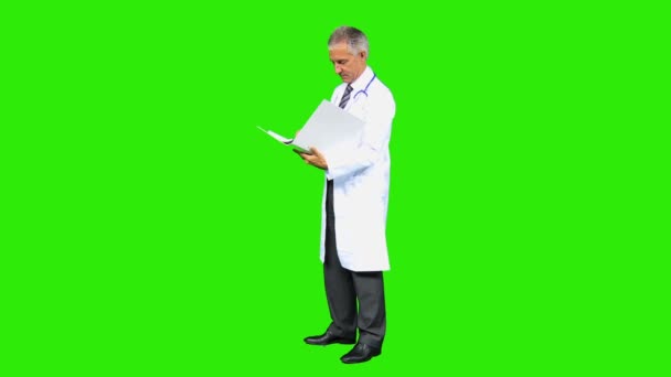 Médico varón leyendo informes médicos — Vídeo de stock