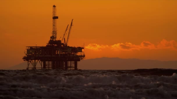 Plataforma de plataforma petrolífera en alta mar al atardecer — Vídeos de Stock