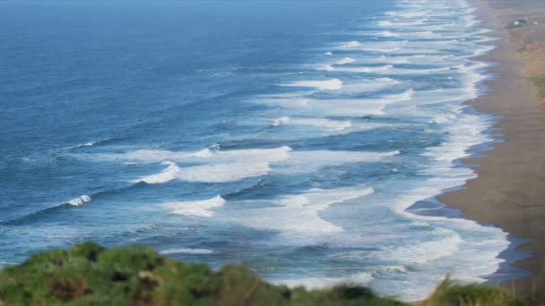 Oceaan golven lappen over strand — Stockvideo