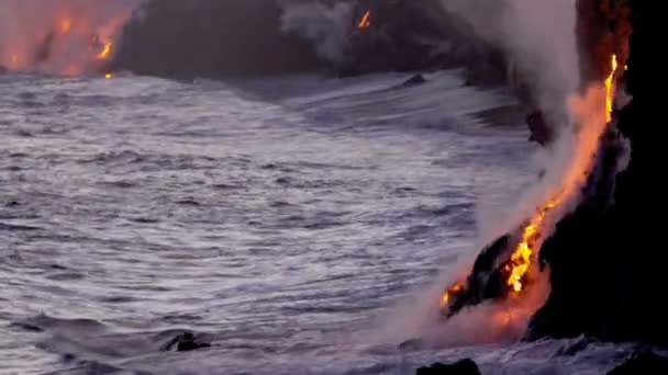 Lava derretida que despeja nas águas do oceano — Vídeo de Stock