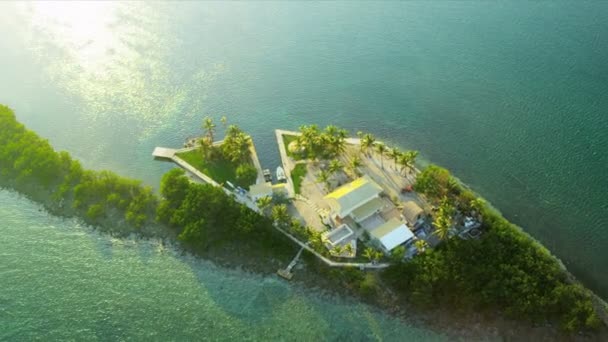 Luchtfoto van klein sub tropisch eiland in florida — Stockvideo