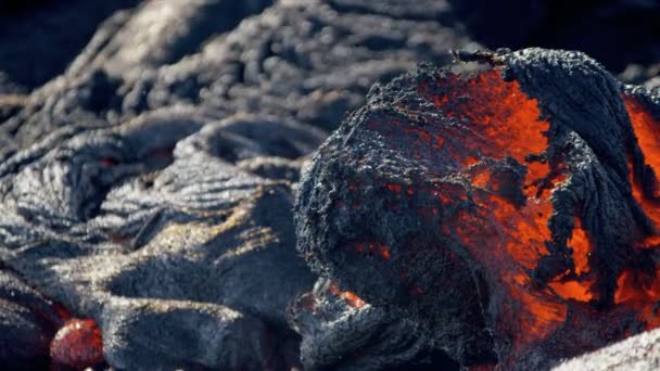 Plaatsgrijpen stroom branden vulkanische lava — Stockvideo