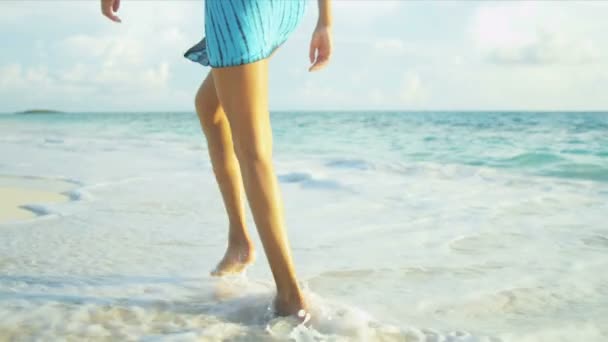 Barefoot hispanic strand meisje — Stockvideo