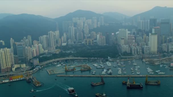 Luchtfoto baggerschepen causeway bay hong kong — Stockvideo