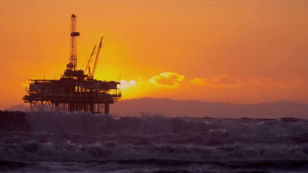 Rig olieplatform Offshore bij zonsondergang — Stockvideo