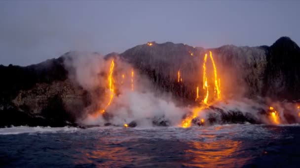 Dampf steigt Kilauea vulkanische Lava — Stockvideo