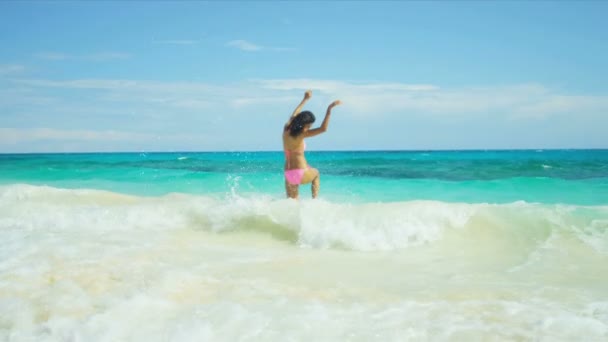 西班牙裔女孩在比基尼天堂海滩 — 图库视频影像