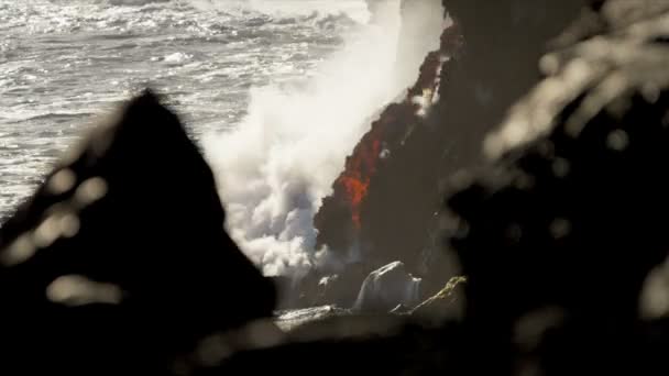 Ånga stiger vulkanisk Lava i havet — Stockvideo