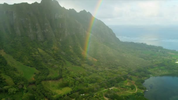 Luchtfoto van gekleurde regenboog, Hawaii — Stockvideo