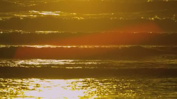 Ondes douces se lavant à terre au coucher du soleil — Video