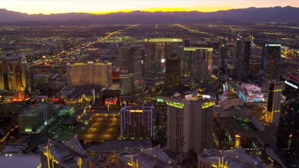 Aerial solnedgang af belyst Las Vegas – Stock-video