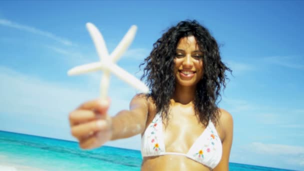 Cartel sonriente chica celebración estrella pescado tropical isla playa — Vídeos de Stock