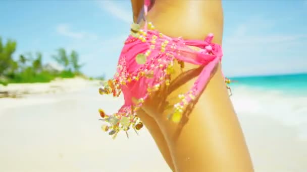 Acercamiento piernas superiores femeninas cintura usar playa traje de baño abrigo — Vídeo de stock