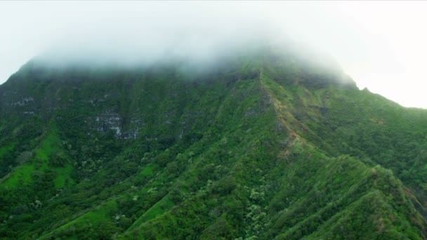 雲に包まれている火山の崖 — ストック動画