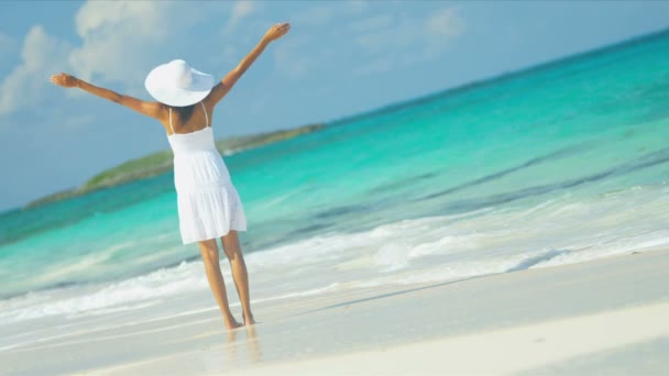 Hermosa chica logrando ambiciones Tropical Beach — Vídeos de Stock