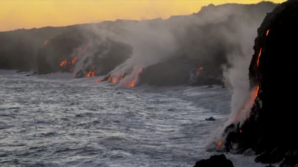 Rojo caliente lava cayendo sobre estéril paisaje en el océano — Vídeo de stock