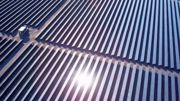 Luchtfoto zonnepanelen produceren energie — Stockvideo