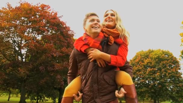 Plezier en lachen in het park — Stockvideo