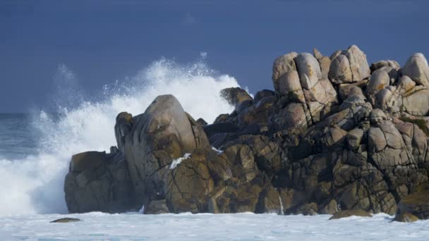 Waves breaking onto rocky coastline — Stock Video