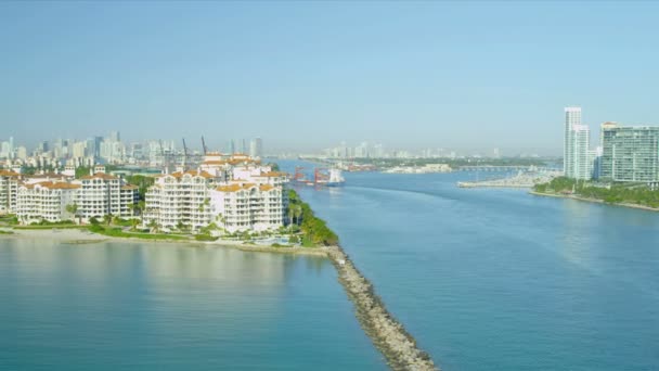 Vista aérea Fisher Island apartamentos exclusivos, Miami — Vídeos de Stock
